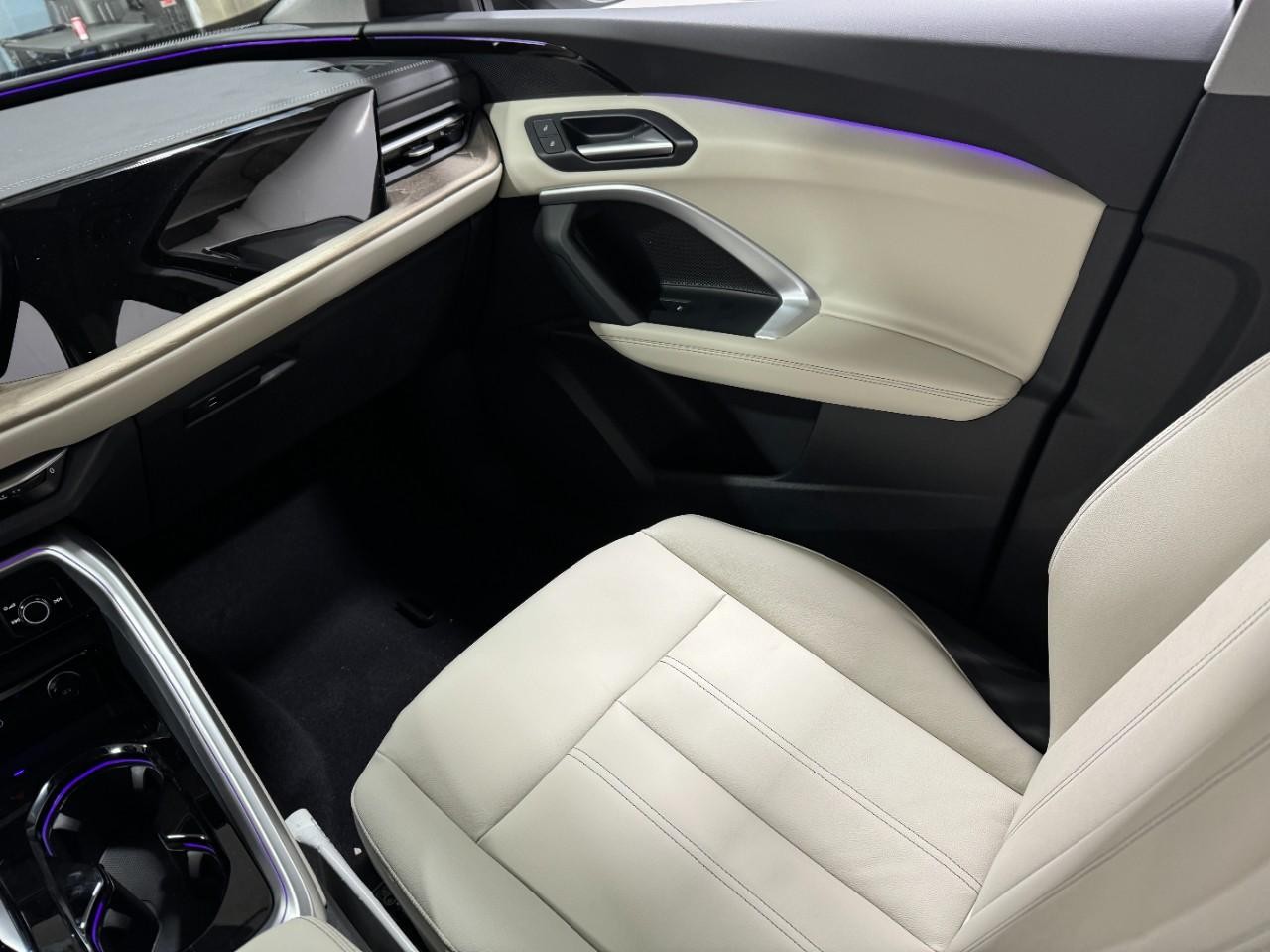 Audi Q5 Vehicle Full-screen Gallery Image 14