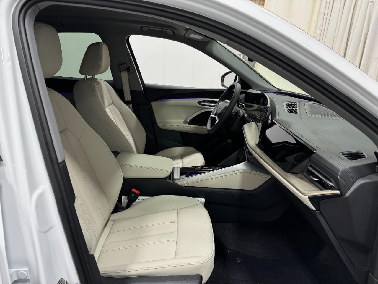 Audi Q5 Vehicle Full-screen Gallery Image 15