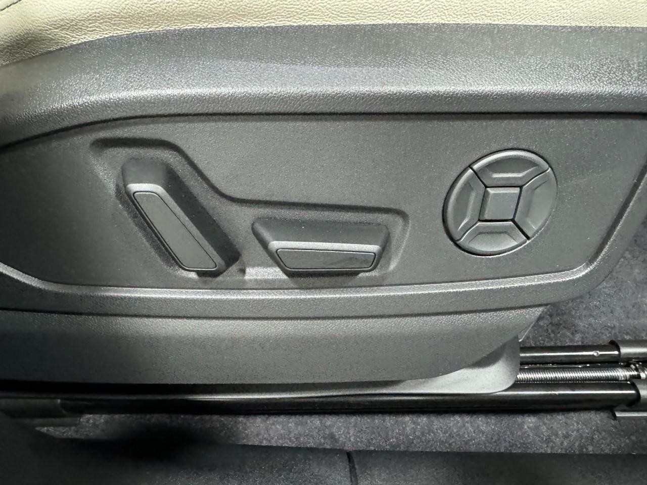 Audi Q5 Vehicle Full-screen Gallery Image 17