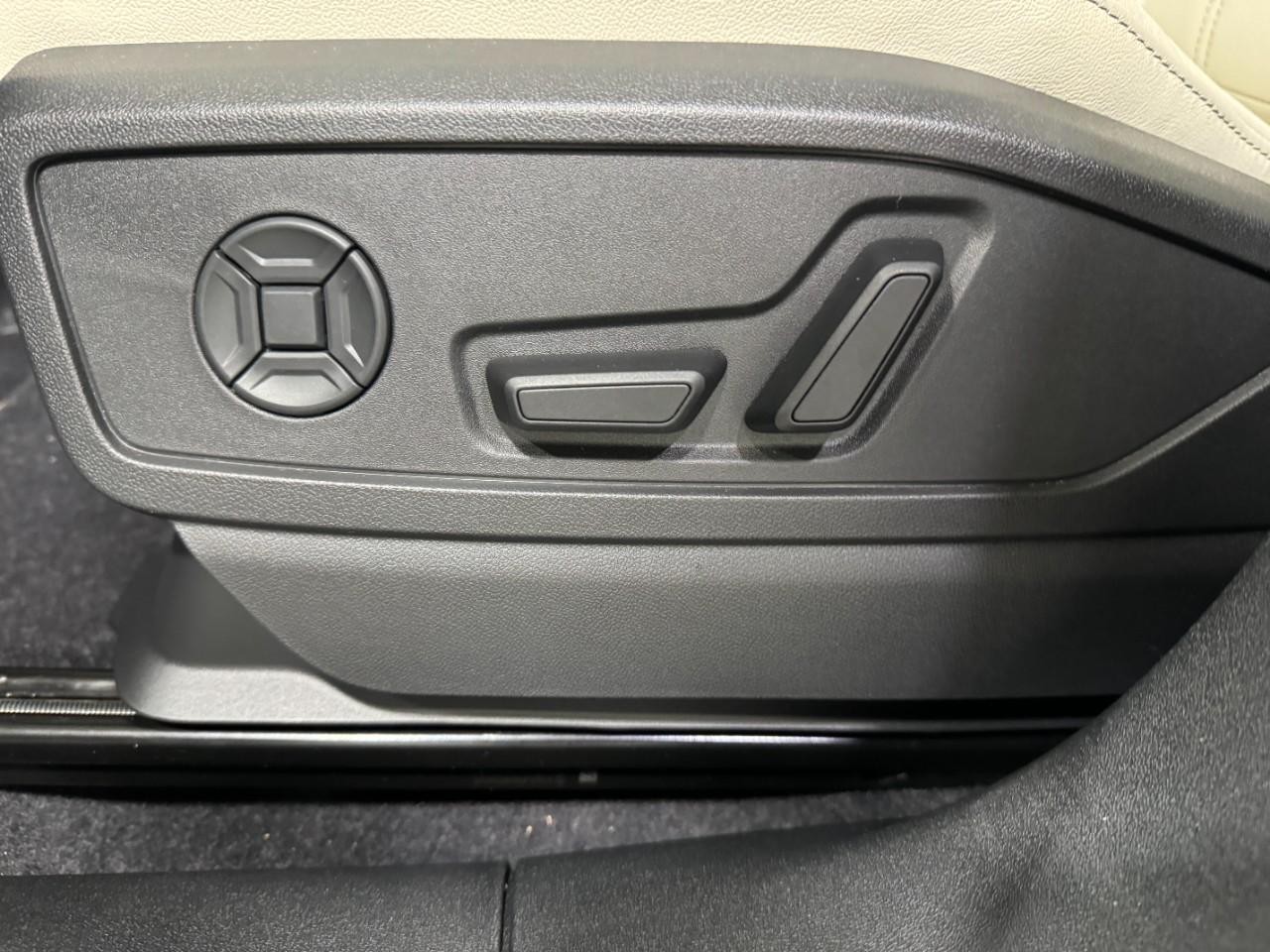 Audi Q5 Vehicle Full-screen Gallery Image 24