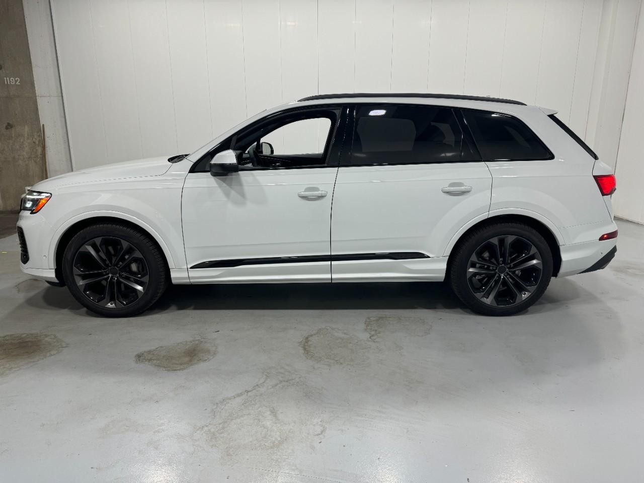 Audi Q7 Vehicle Full-screen Gallery Image 2