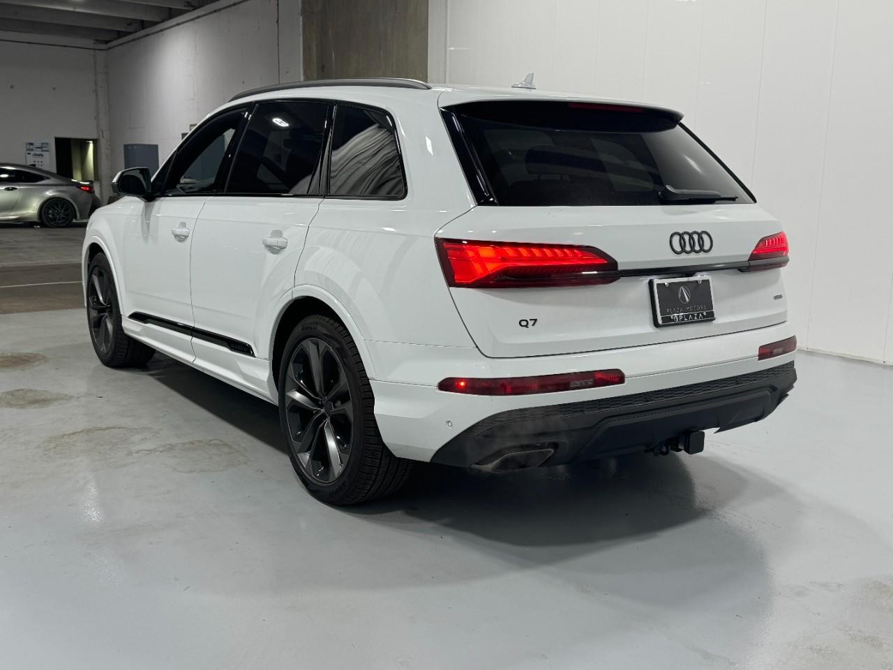 Audi Q7 Vehicle Full-screen Gallery Image 3