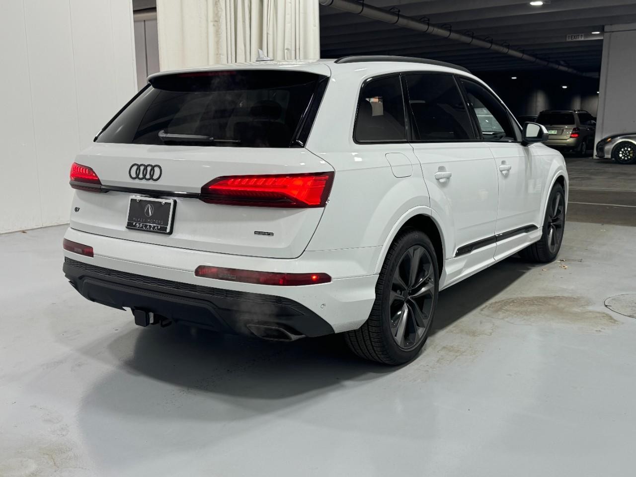 Audi Q7 Vehicle Full-screen Gallery Image 4