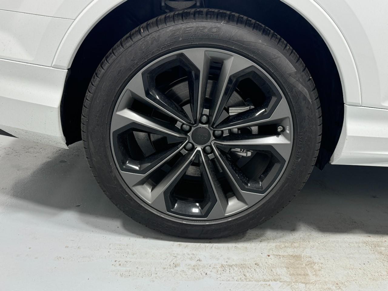 Audi Q7 Vehicle Full-screen Gallery Image 5