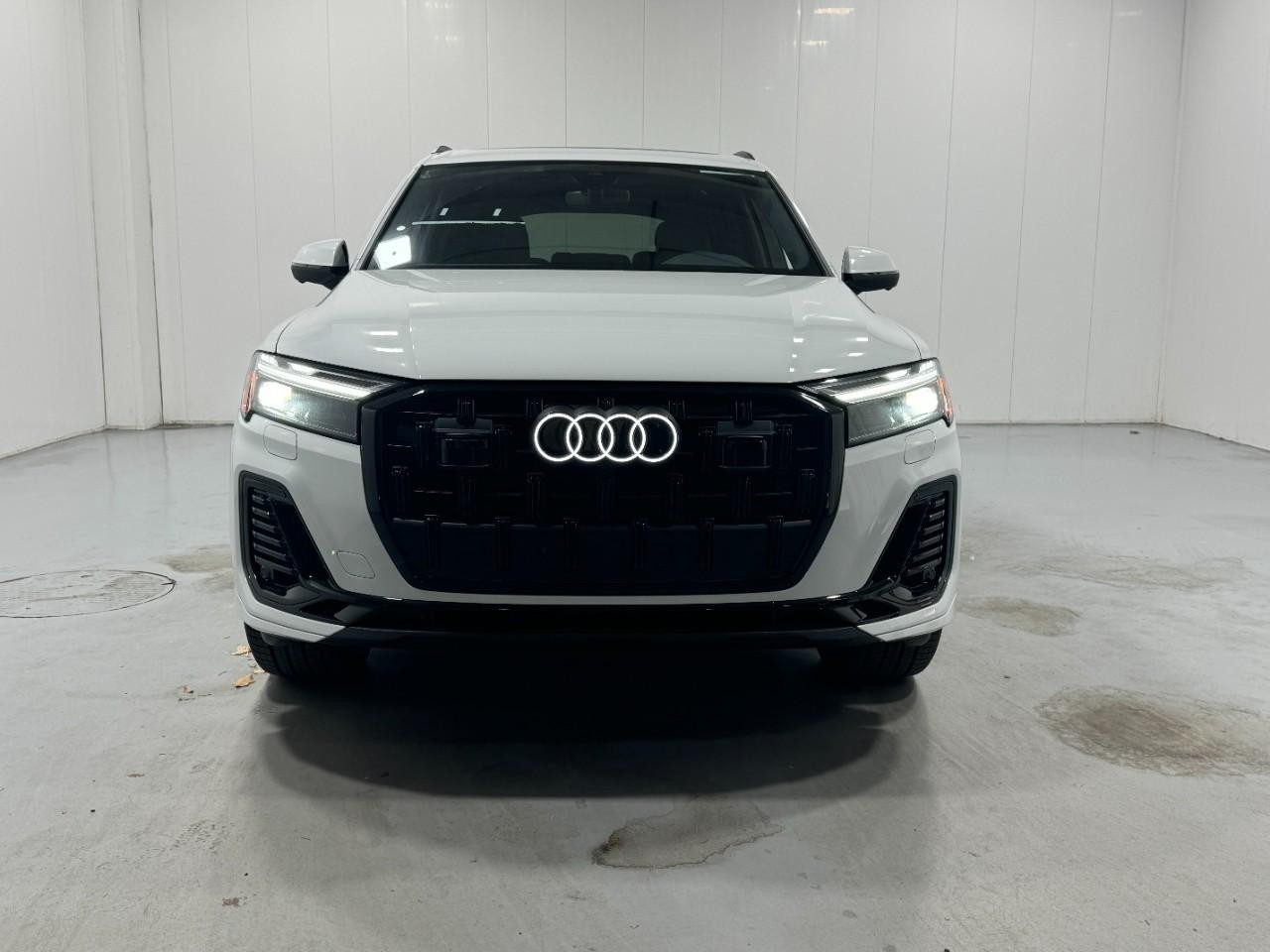 Audi Q7 Vehicle Full-screen Gallery Image 7