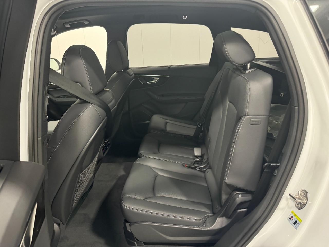 Audi Q7 Vehicle Full-screen Gallery Image 8