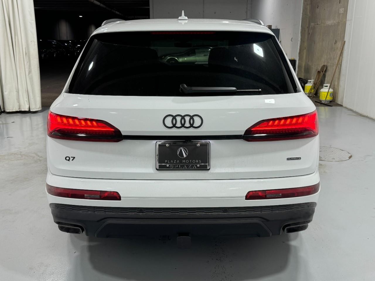 Audi Q7 Vehicle Full-screen Gallery Image 9