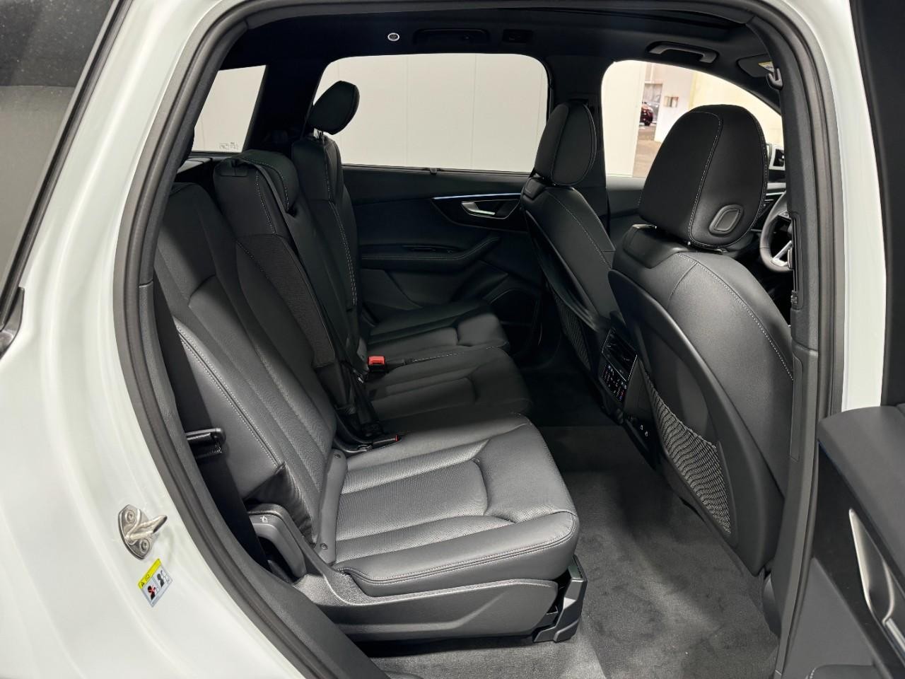 Audi Q7 Vehicle Full-screen Gallery Image 10