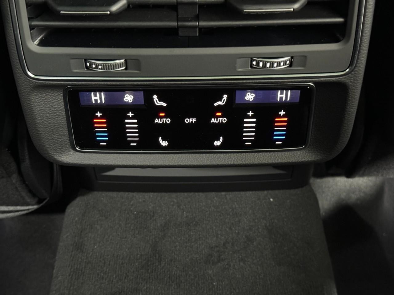 Audi Q7 Vehicle Full-screen Gallery Image 11