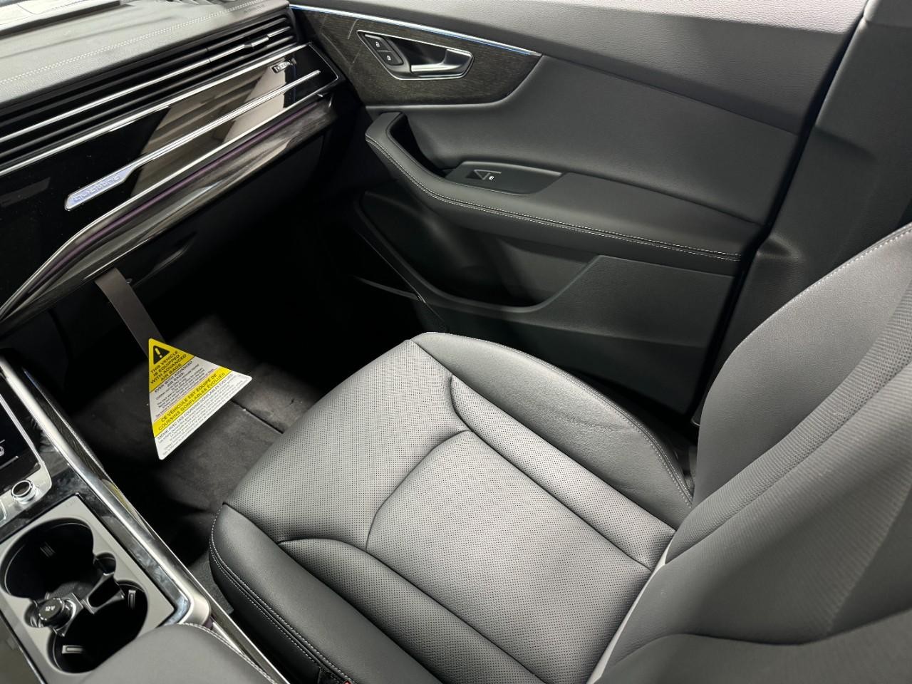 Audi Q7 Vehicle Full-screen Gallery Image 18