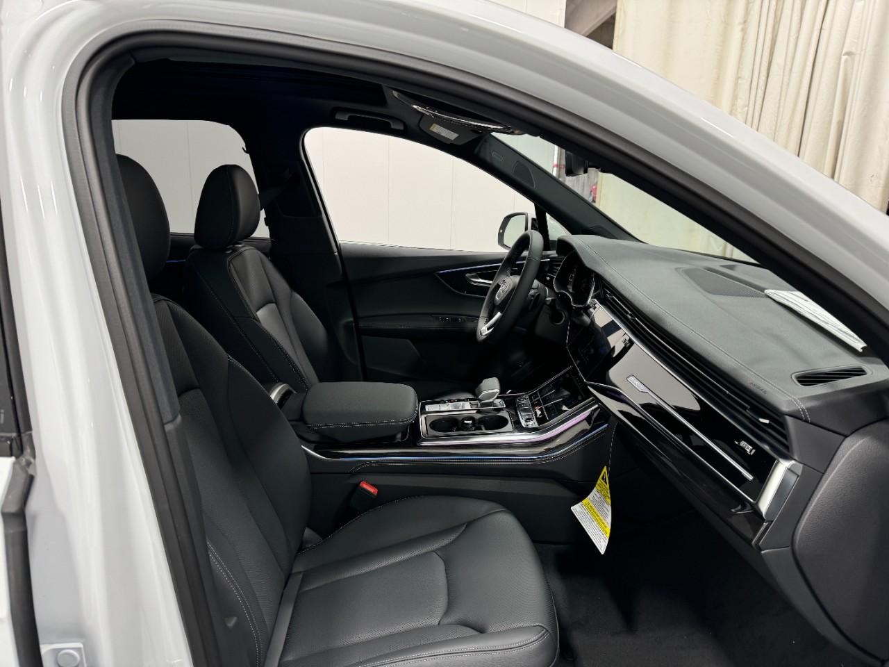 Audi Q7 Vehicle Full-screen Gallery Image 19