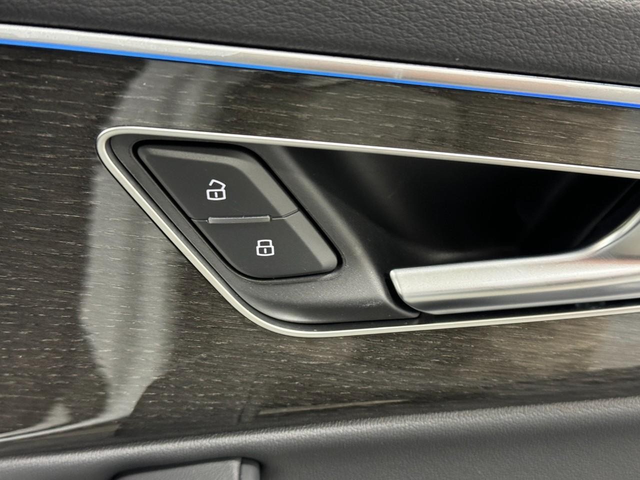 Audi Q7 Vehicle Full-screen Gallery Image 22