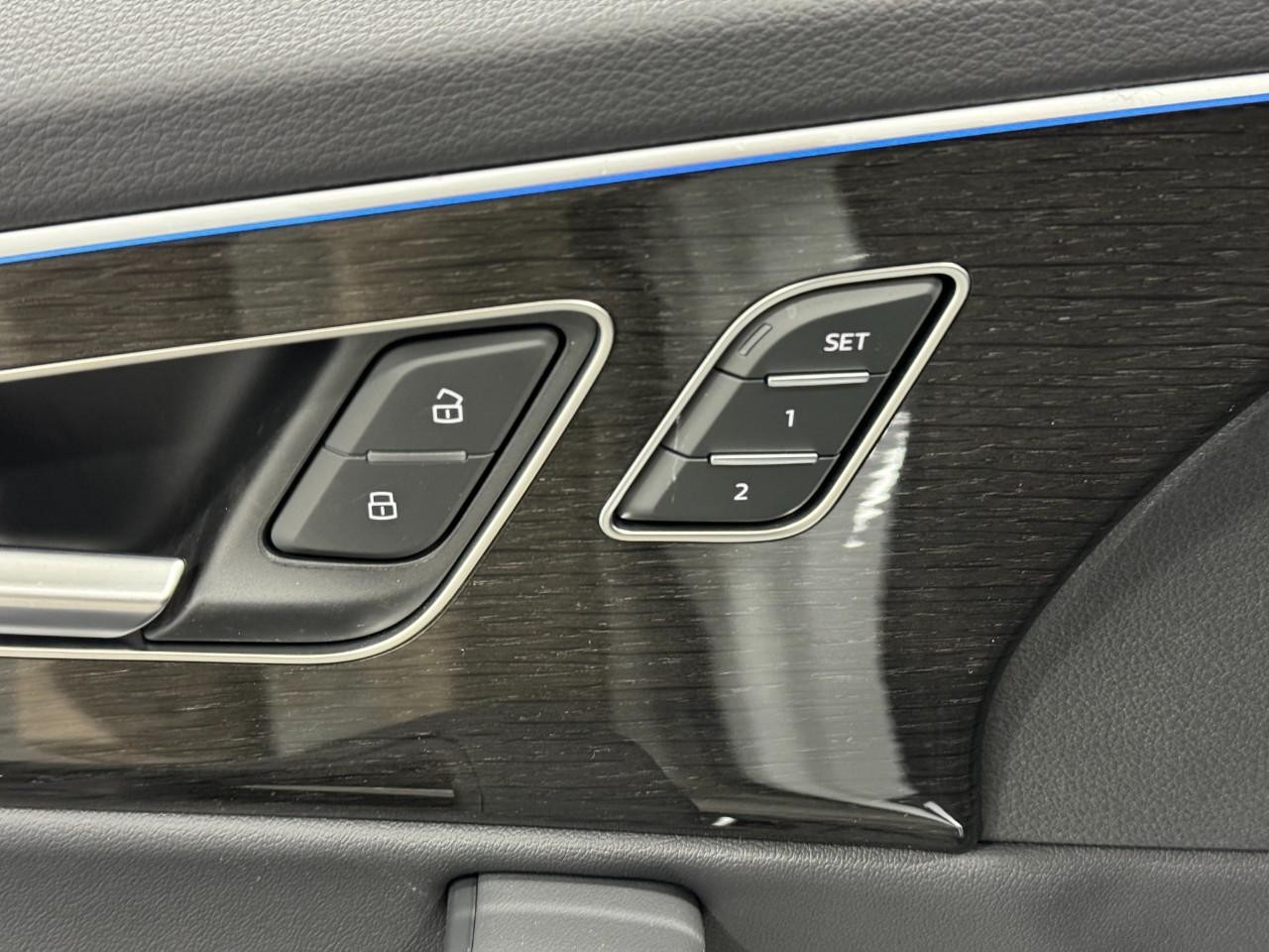 Audi Q7 Vehicle Full-screen Gallery Image 24