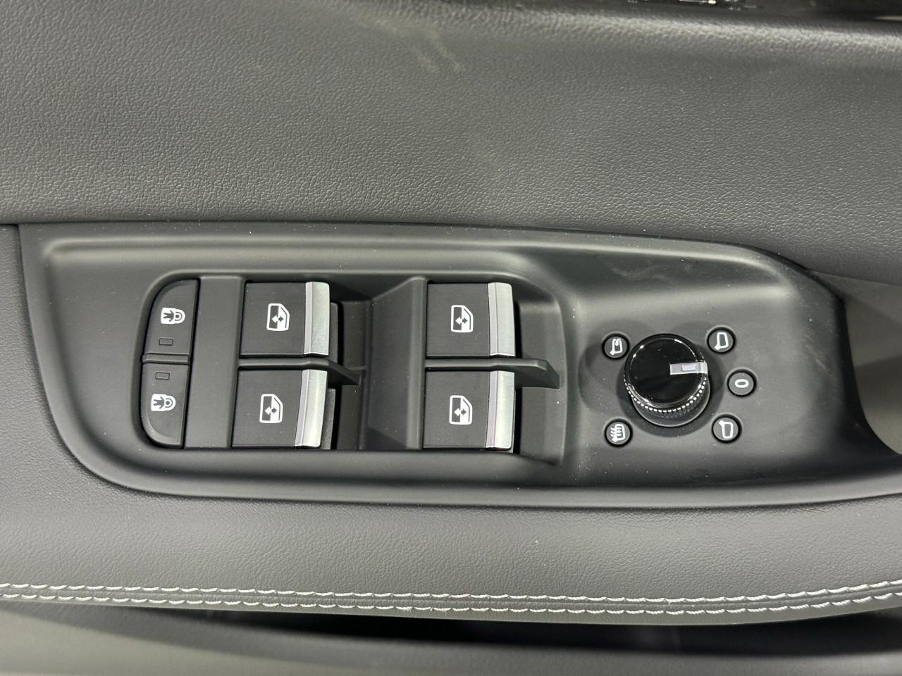 Audi Q7 Vehicle Full-screen Gallery Image 25