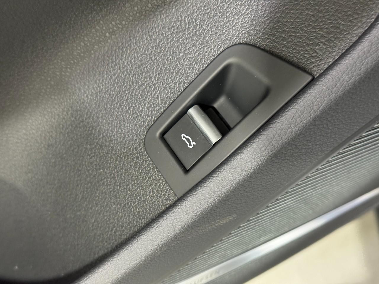 Audi Q7 Vehicle Full-screen Gallery Image 26