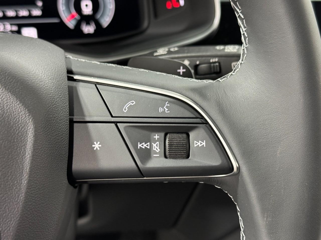 Audi Q7 Vehicle Full-screen Gallery Image 34