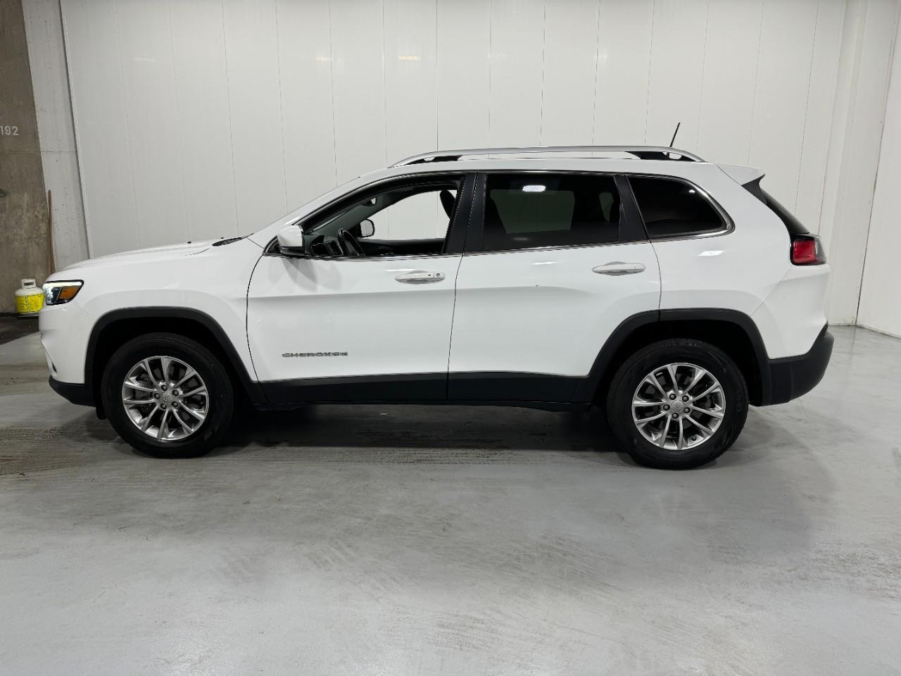 Jeep Cherokee Vehicle Full-screen Gallery Image 2