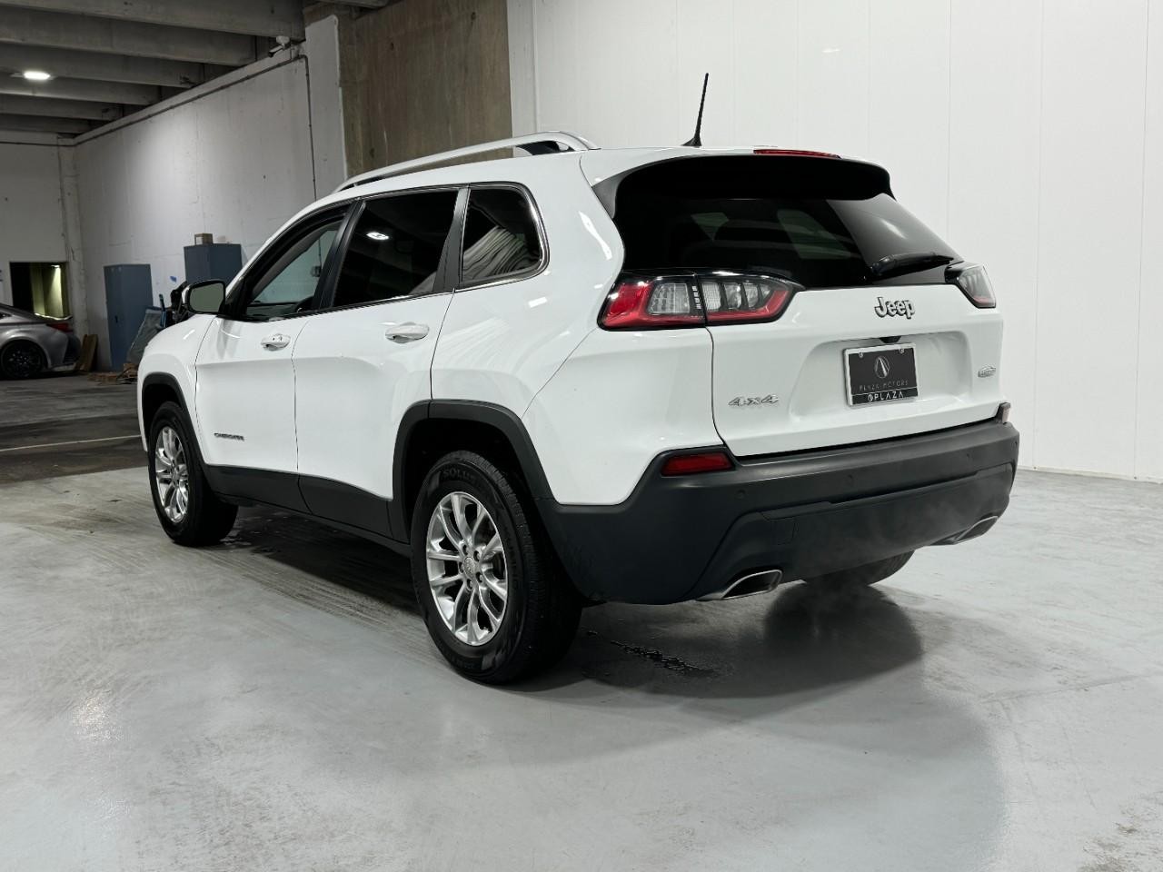 Jeep Cherokee Vehicle Full-screen Gallery Image 3
