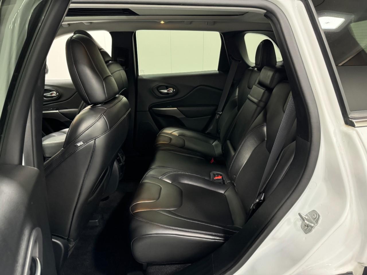 Jeep Cherokee Vehicle Full-screen Gallery Image 8