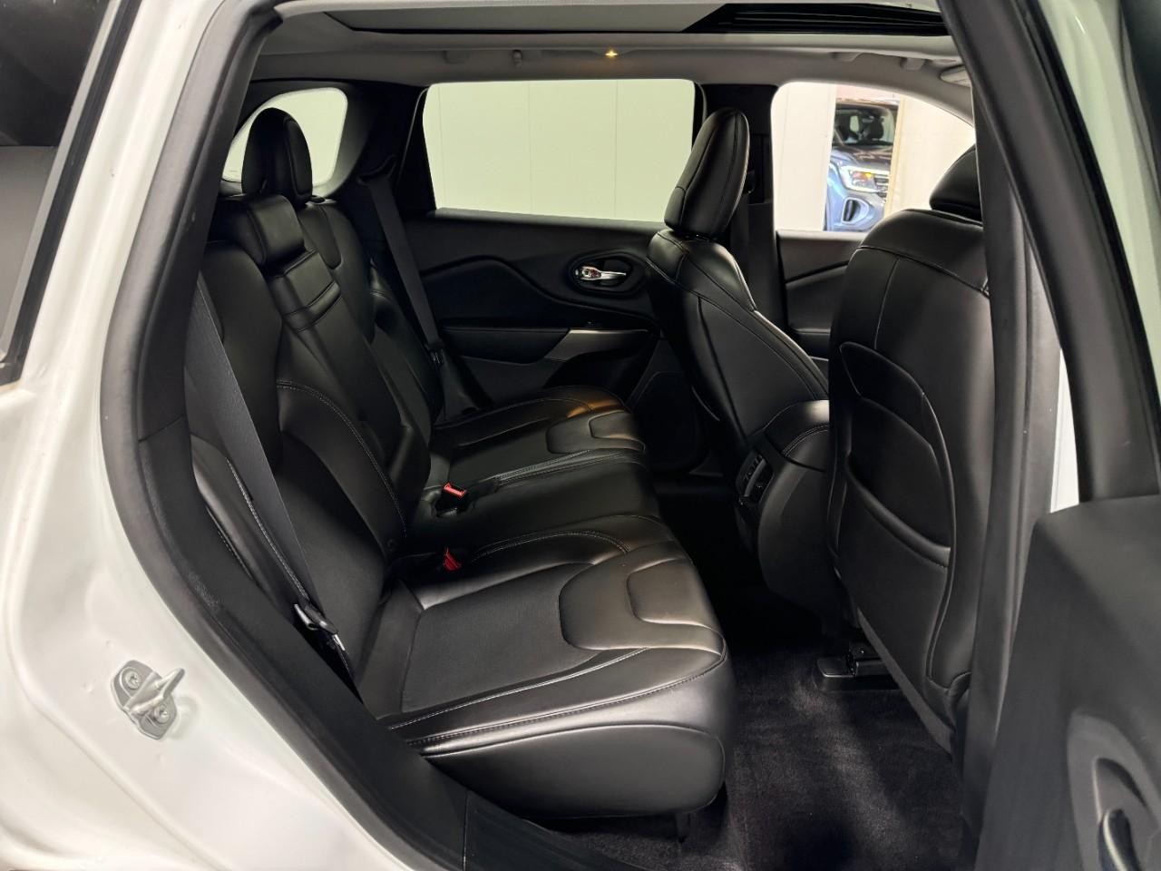 Jeep Cherokee Vehicle Full-screen Gallery Image 10