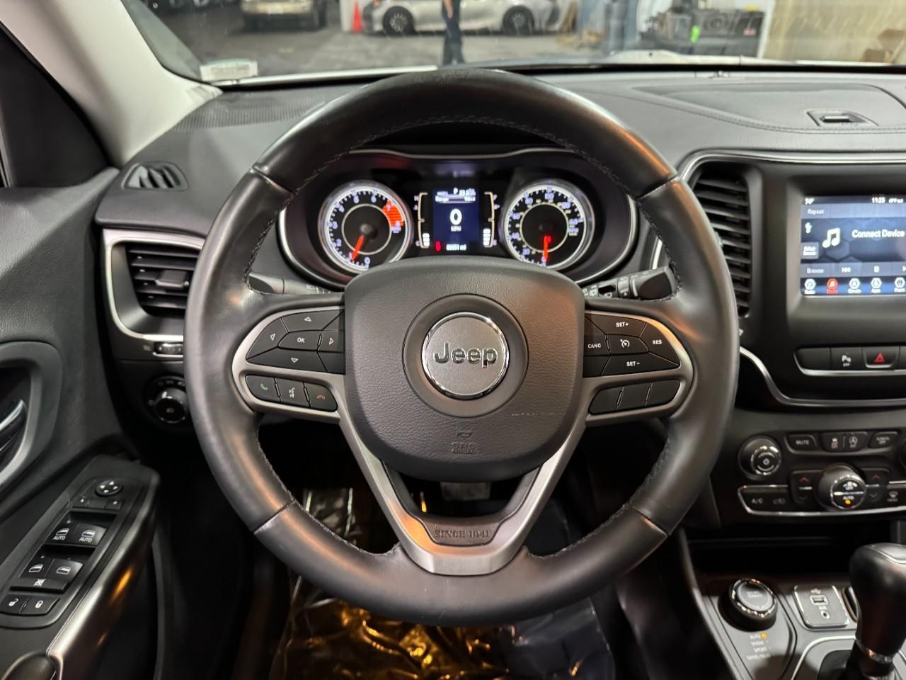 Jeep Cherokee Vehicle Full-screen Gallery Image 13