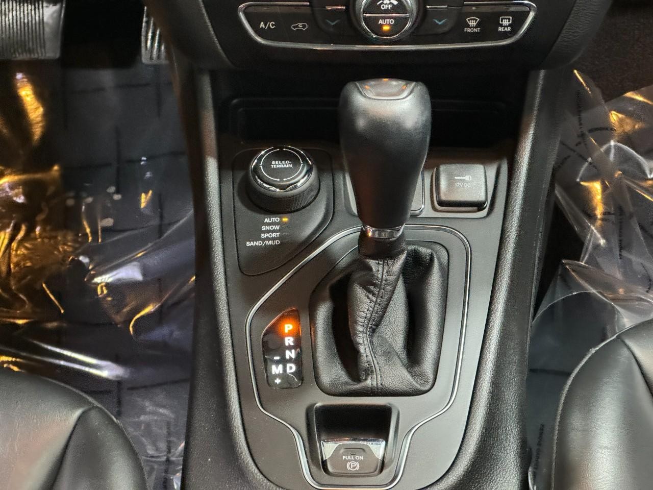 Jeep Cherokee Vehicle Full-screen Gallery Image 16