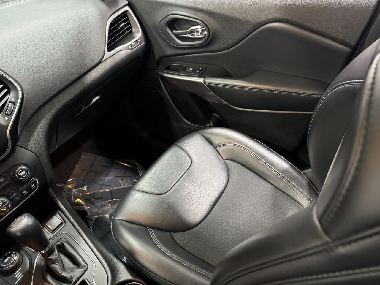 Jeep Cherokee Vehicle Full-screen Gallery Image 17