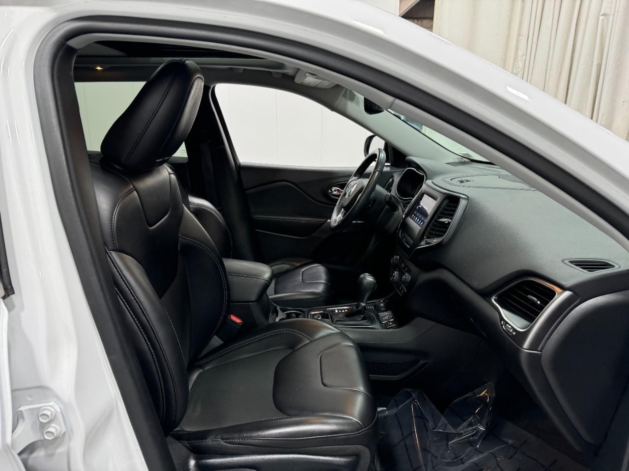 Jeep Cherokee Vehicle Full-screen Gallery Image 18