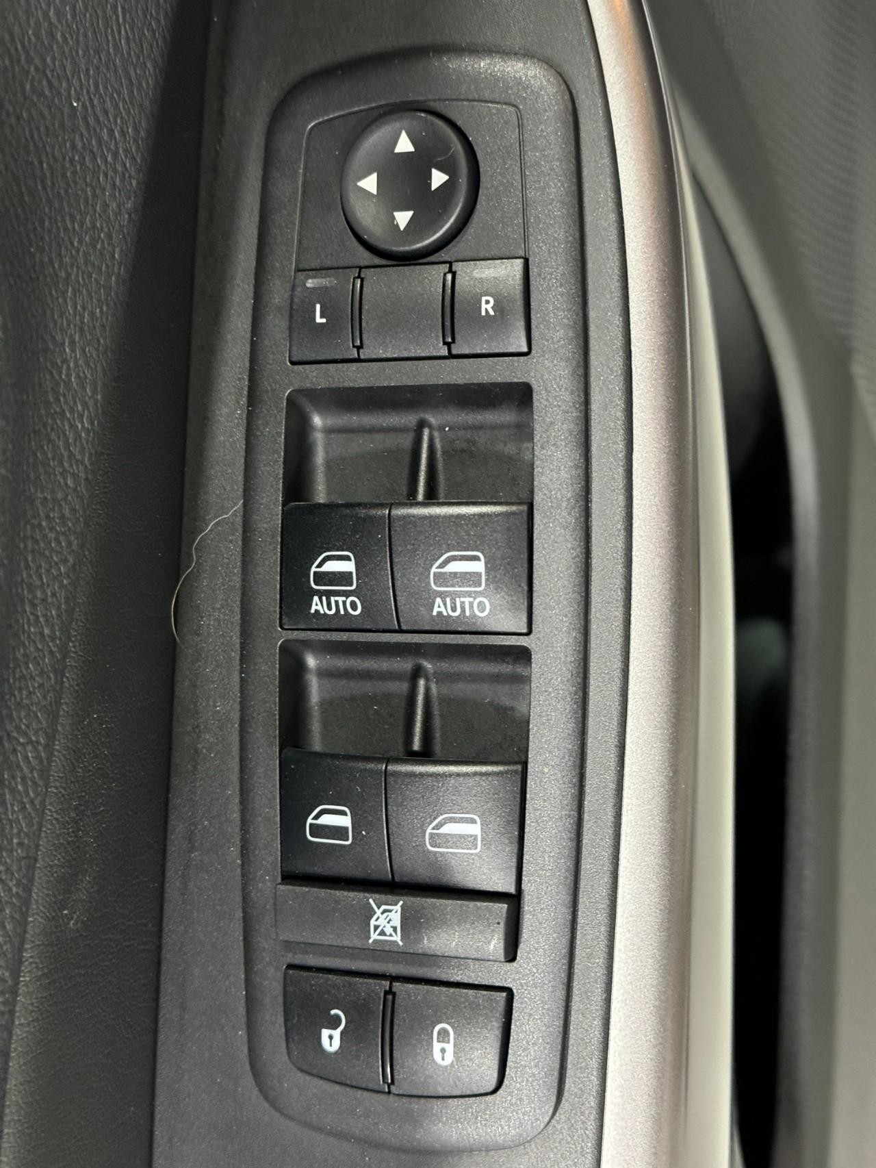 Jeep Cherokee Vehicle Full-screen Gallery Image 22