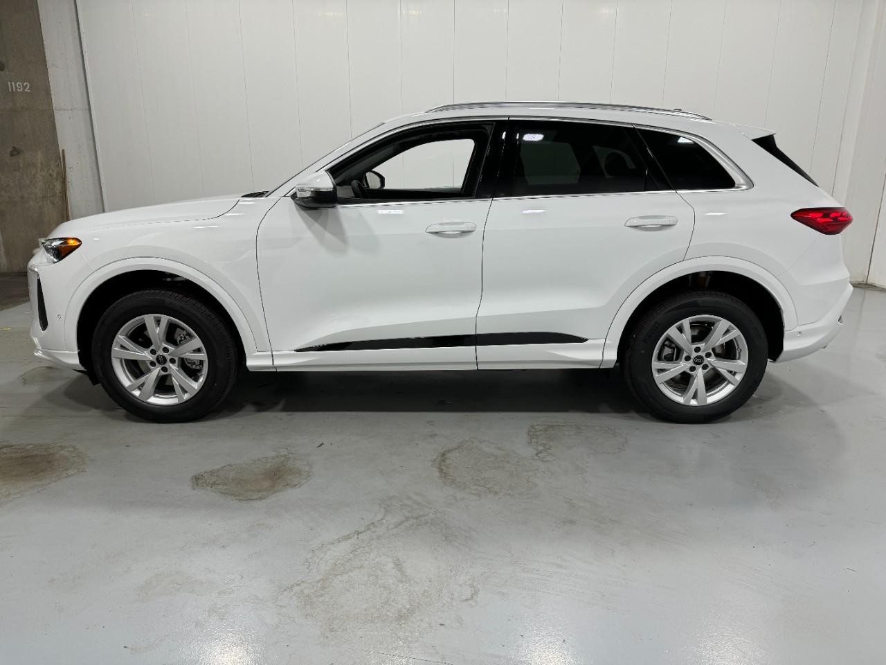 Audi Q5 Vehicle Full-screen Gallery Image 2