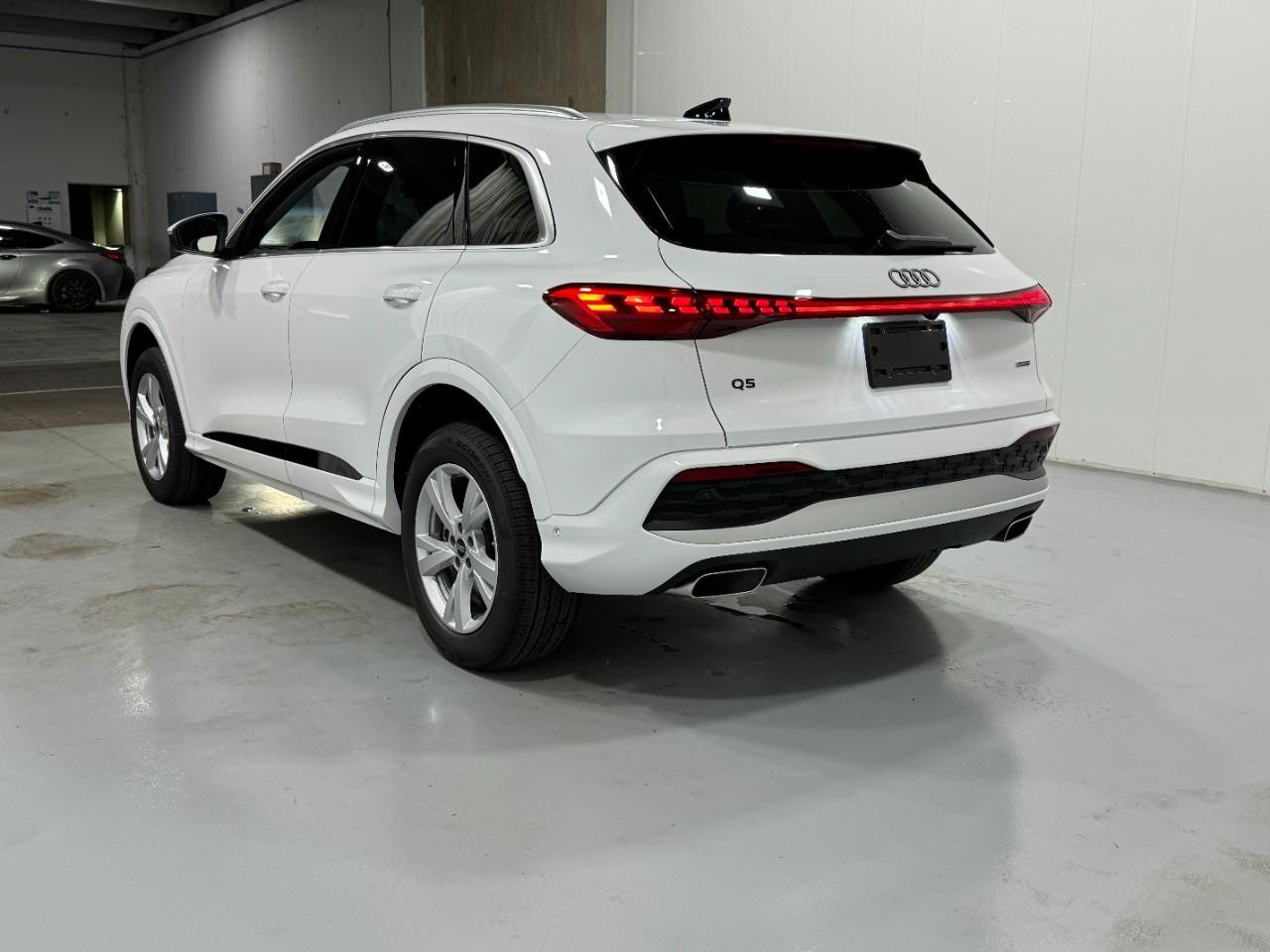 Audi Q5 Vehicle Full-screen Gallery Image 3