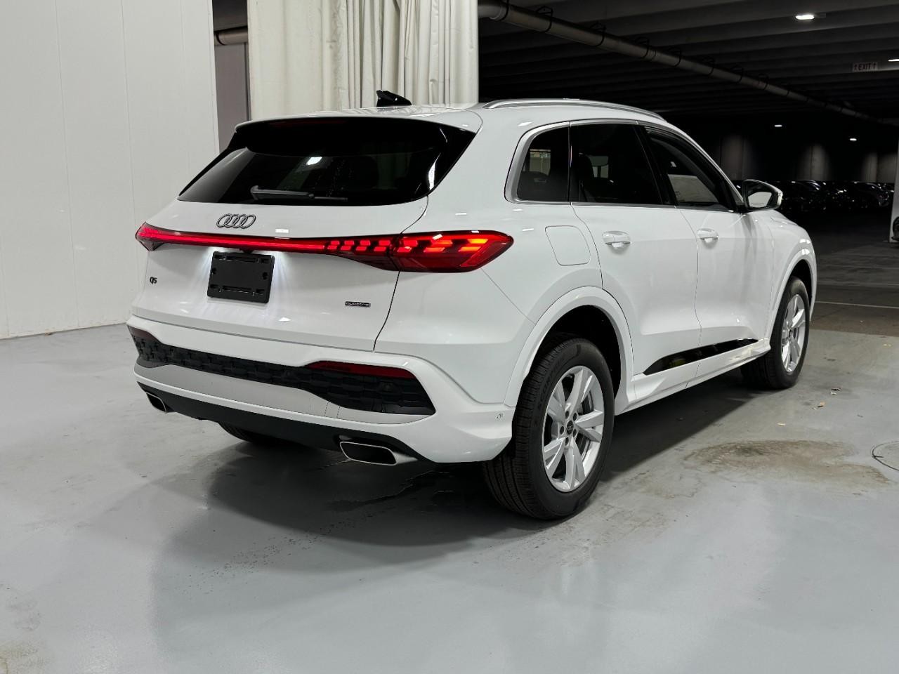 Audi Q5 Vehicle Full-screen Gallery Image 4