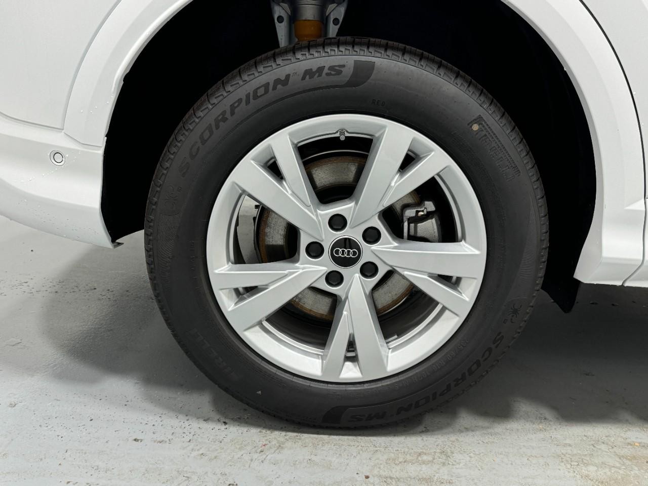 Audi Q5 Vehicle Full-screen Gallery Image 5