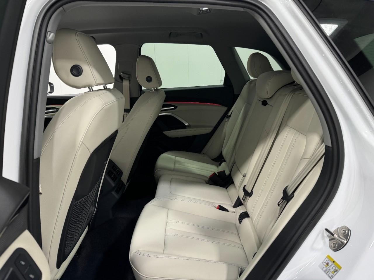 Audi Q5 Vehicle Full-screen Gallery Image 8