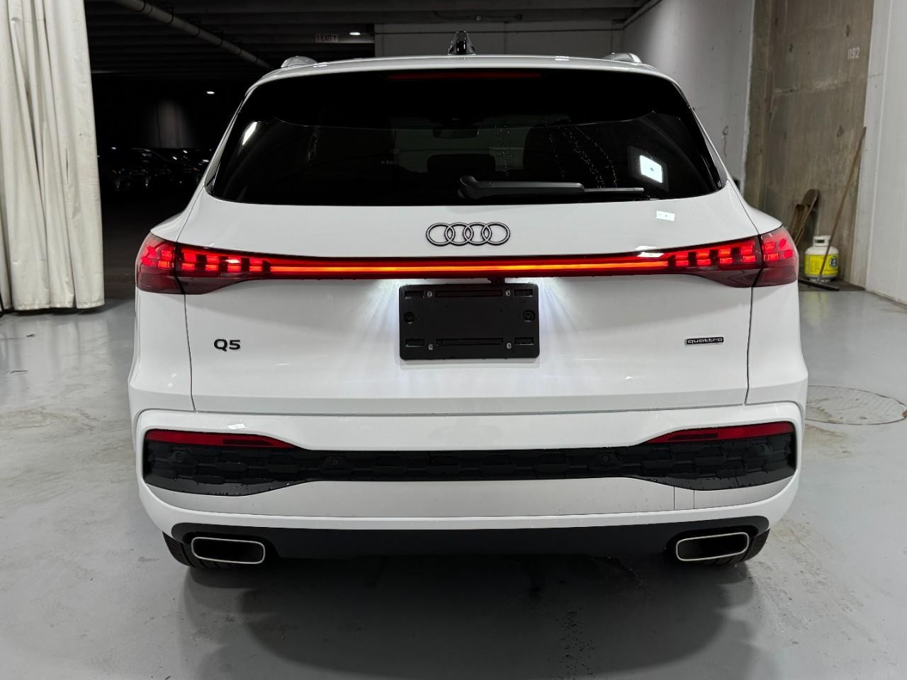 Audi Q5 Vehicle Full-screen Gallery Image 9