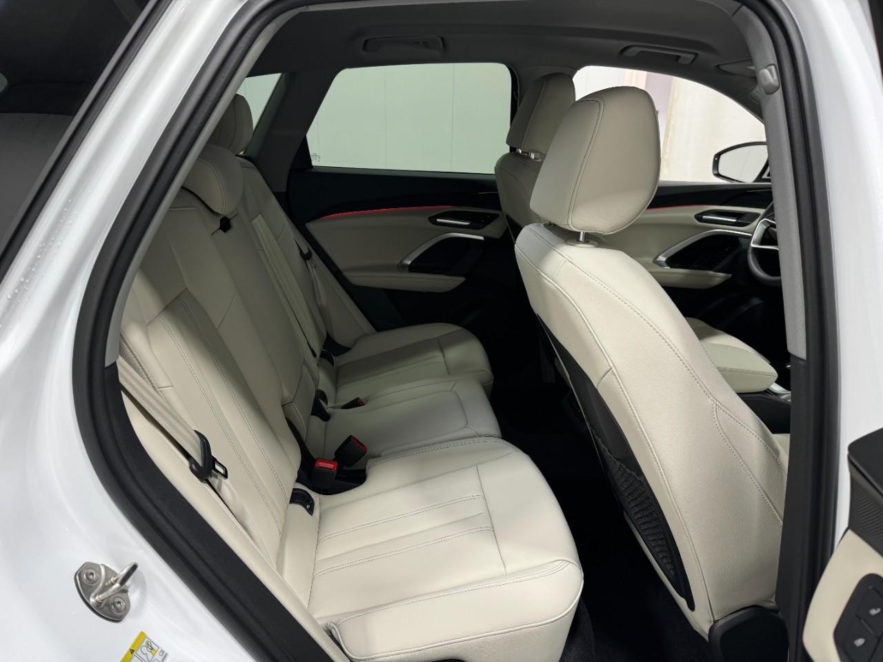 Audi Q5 Vehicle Full-screen Gallery Image 10