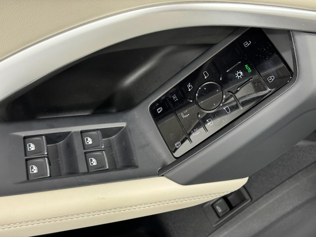 Audi Q5 Vehicle Full-screen Gallery Image 22