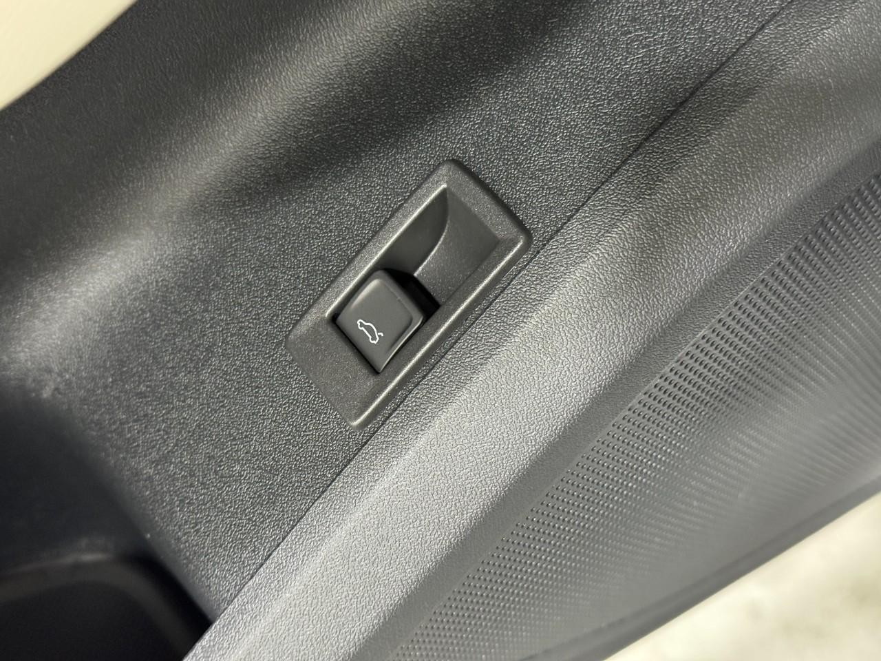 Audi Q5 Vehicle Full-screen Gallery Image 23