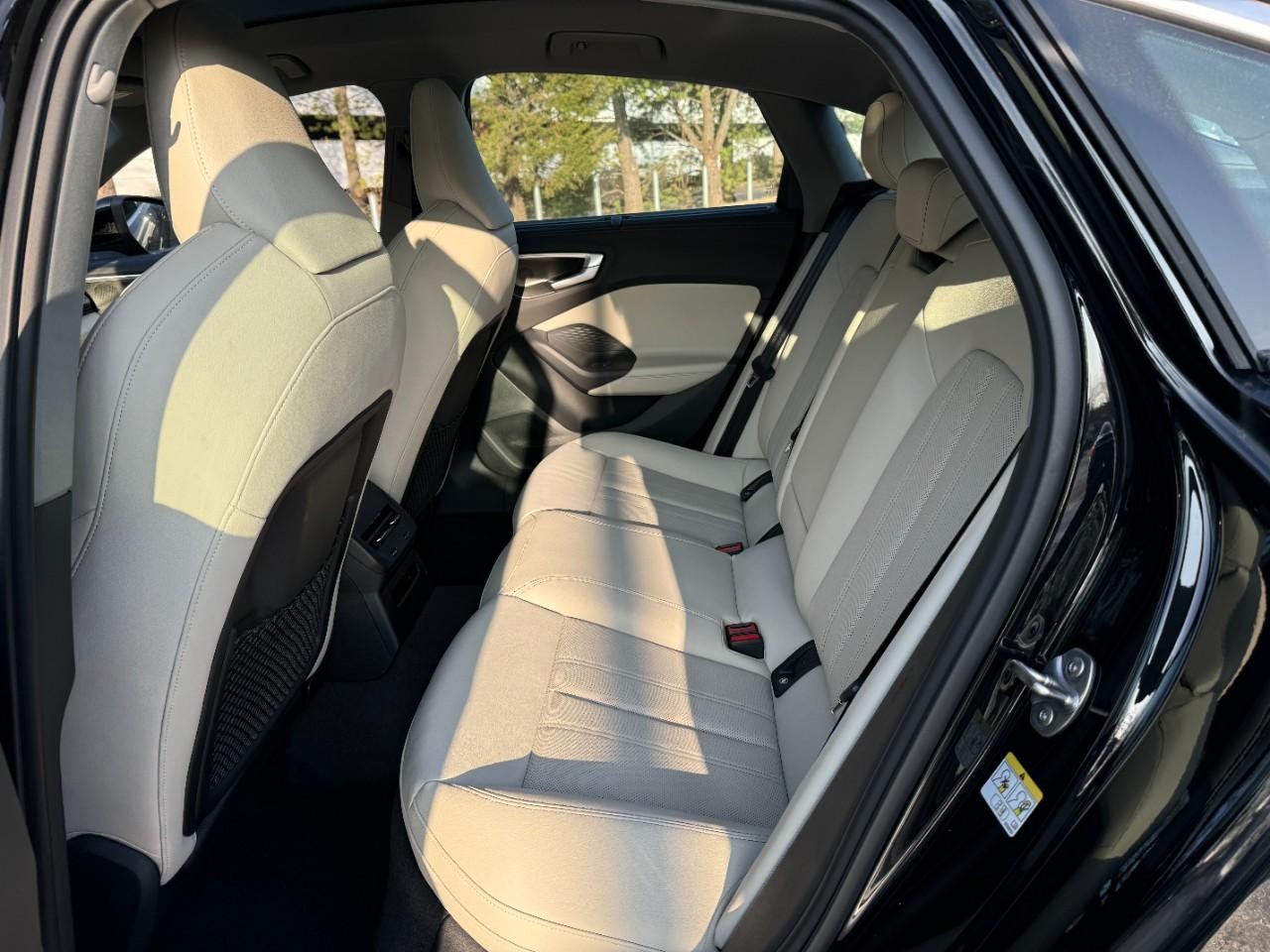 Audi A5 Vehicle Full-screen Gallery Image 8