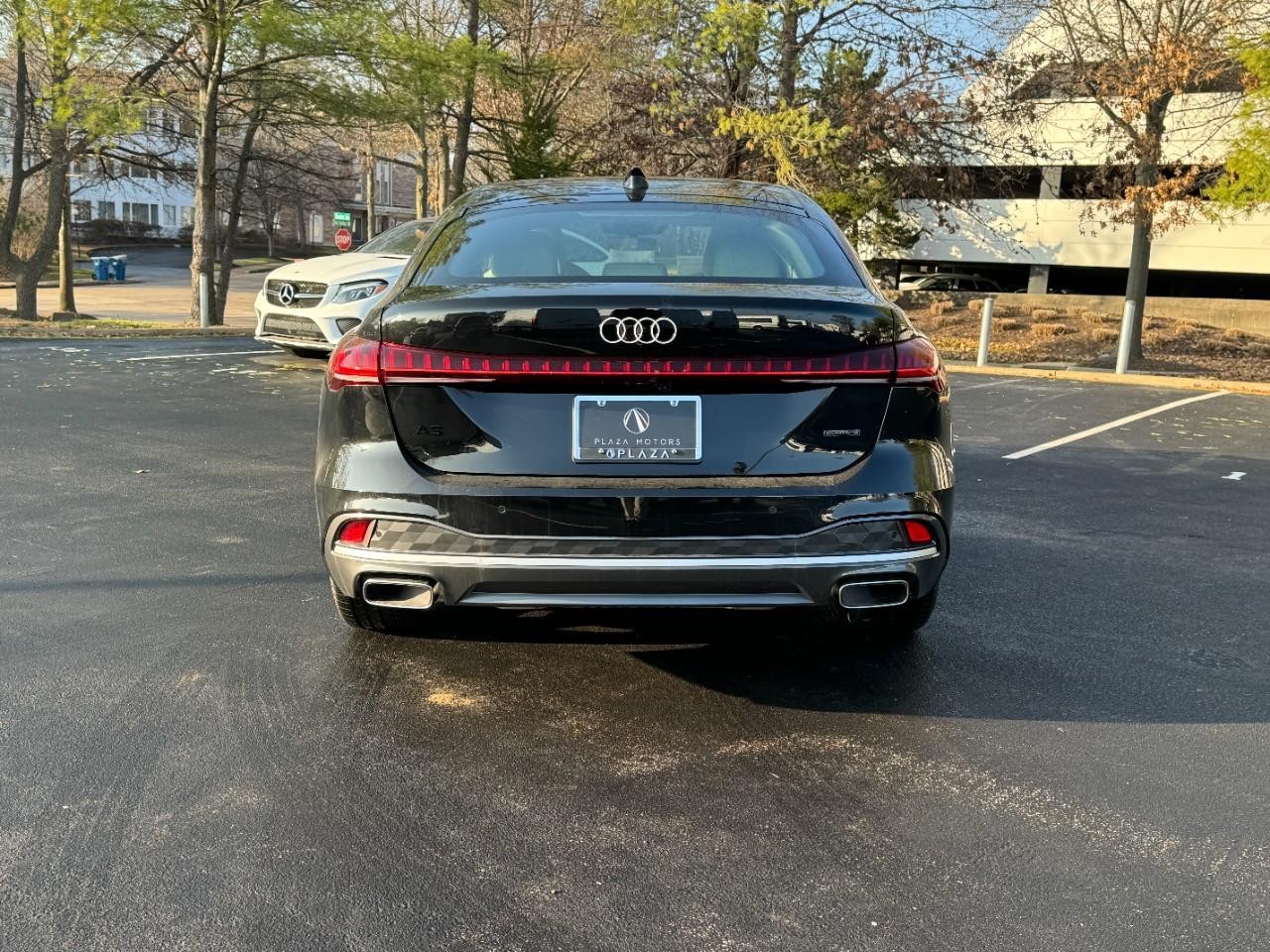 Audi A5 Vehicle Full-screen Gallery Image 9