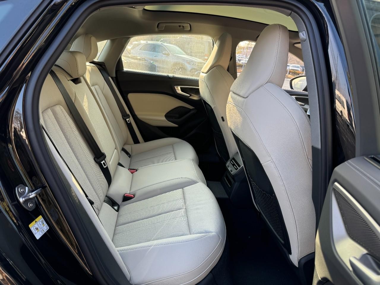 Audi A5 Vehicle Full-screen Gallery Image 10