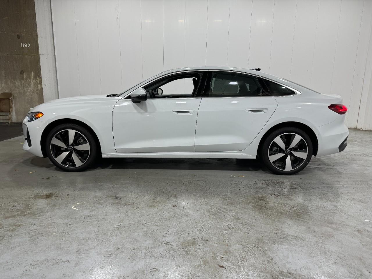 Audi A5 Vehicle Full-screen Gallery Image 2