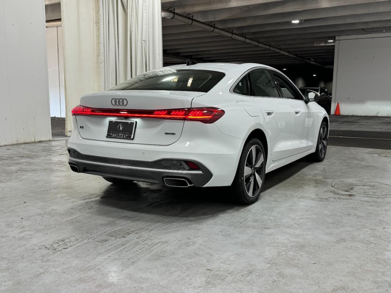 Audi A5 Vehicle Full-screen Gallery Image 4