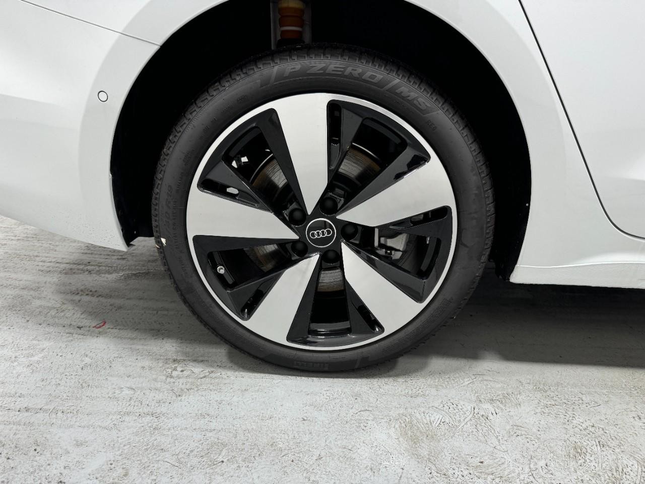 Audi A5 Vehicle Full-screen Gallery Image 5