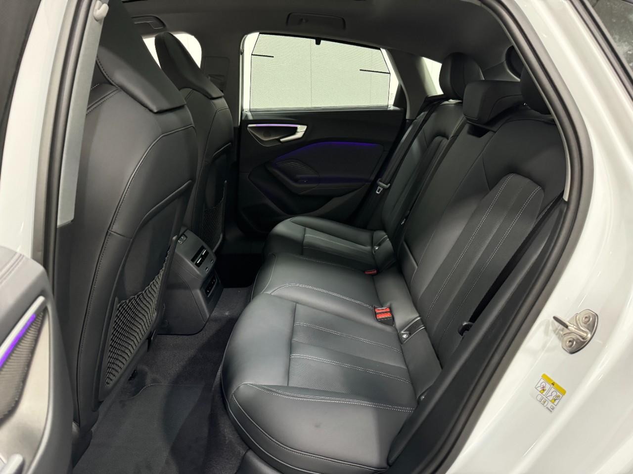 Audi A5 Vehicle Full-screen Gallery Image 8