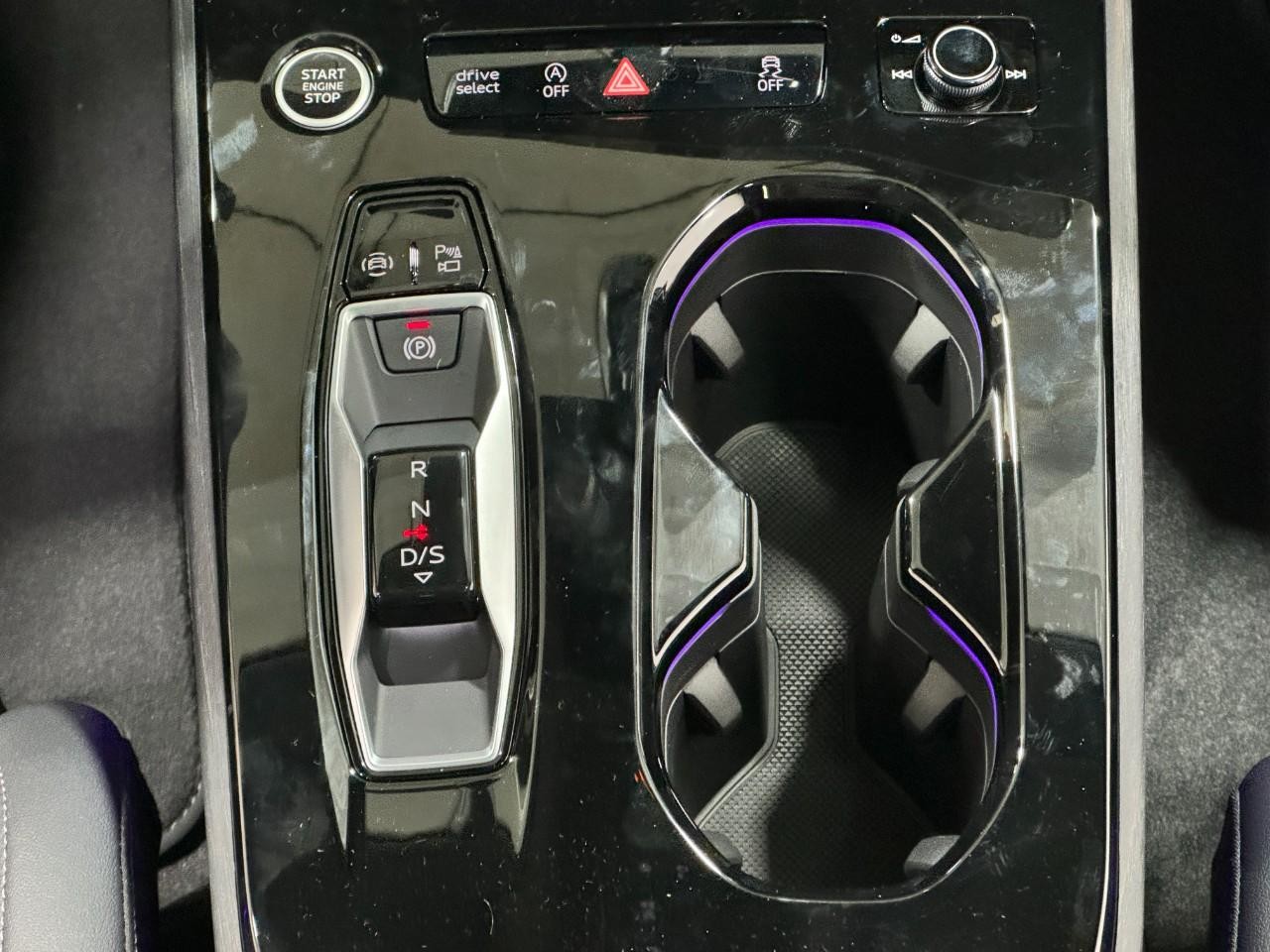 Audi A5 Vehicle Full-screen Gallery Image 16