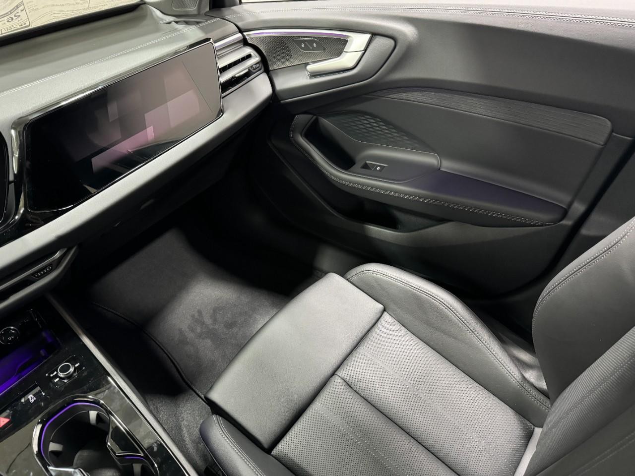 Audi A5 Vehicle Full-screen Gallery Image 17