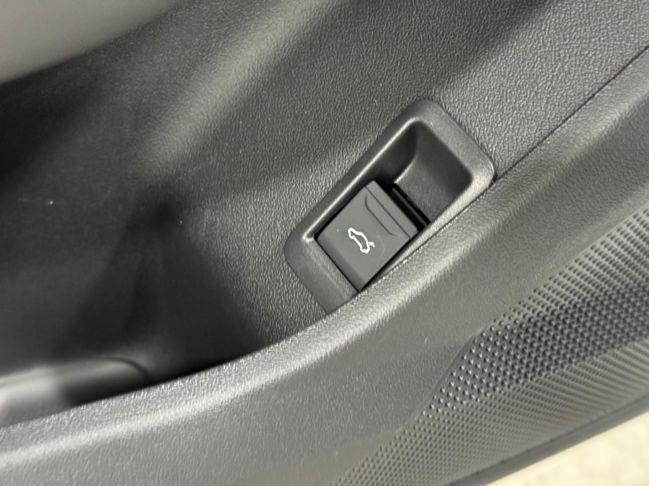 Audi A5 Vehicle Full-screen Gallery Image 24