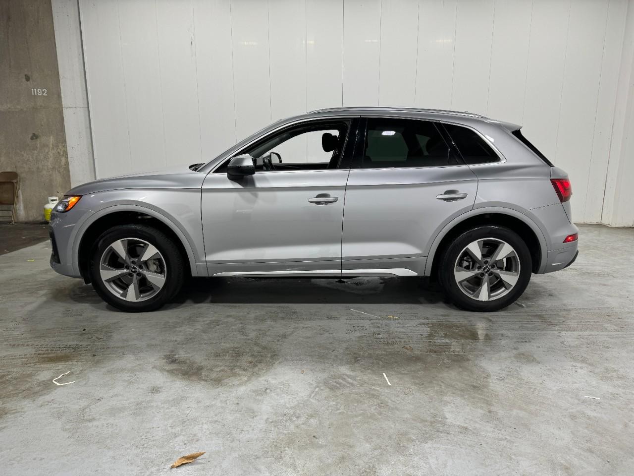 Audi Q5 Vehicle Full-screen Gallery Image 02
