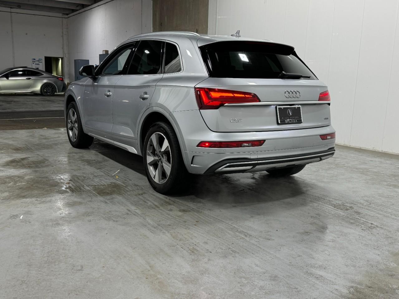 Audi Q5 Vehicle Full-screen Gallery Image 03